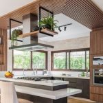 dapur terbuka, dapur open kitchen, kekurangan dapur terbuka, bau masakan masuk kamar, solusi bau masakan di kamar, sirkulasi udara dapur, ventilasi dapur terbuka, desain dapur tanpa sekat, dapur menyatu dengan ruang keluarga, dapur dan kamar berdekatan, kesalahan desain dapur terbuka, cara menghilangkan bau masakan, exhaust fan dapur, cooker hood untuk dapur, penempatan cooker hood, ventilasi silang dapur, arah aliran udara rumah, desain dapur rumah minimalis, dapur terbuka rumah tropis, dapur semi outdoor, dapur modern minimalis, layout dapur dan kamar, zonasi ruang rumah, desain rumah tanpa bau masakan, solusi dapur pengap, sirkulasi udara rumah kecil, desain dapur yang nyaman, tips merancang dapur terbuka, peran arsitek dalam desain dapur, desain rumah sehat, rumah minimalis fungsional